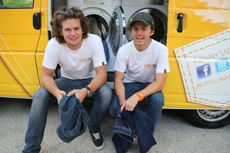 Les deux cofondateurs d'Orange Sky Laundry